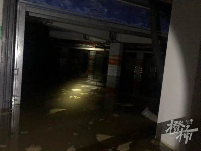 杭州地铁因湖水外溢形成涝水