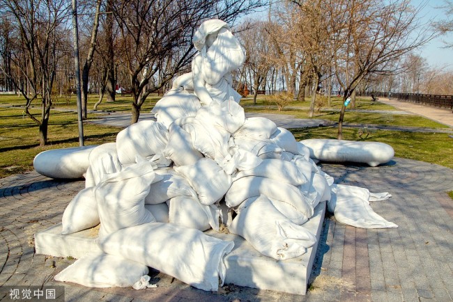 乌克兰民众保护当地重要雕塑防止被炸毁