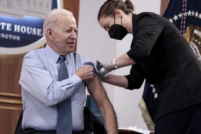 美国总统拜登接种第二剂新冠疫苗加强针